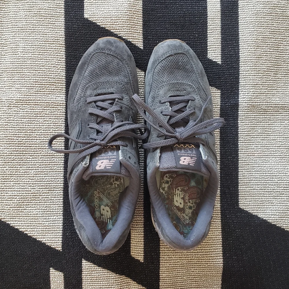 New Balance Gym Shoes Grey - Picture 2 of 4